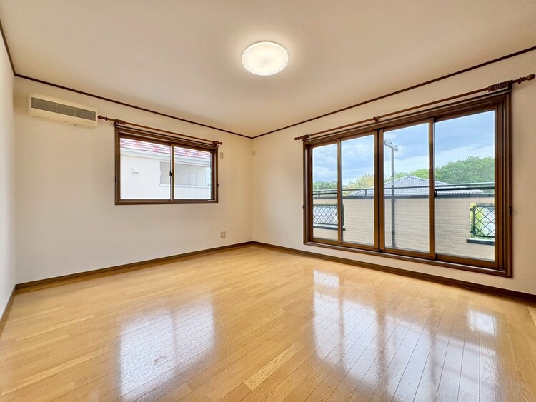 寝室 ベッドも十分に設置するスペースがあります。