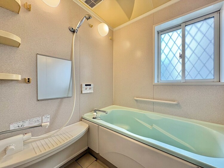 風呂 一日の疲れを癒すバスルームは、心地よいリラックスを叶える清潔感溢れる空間です。