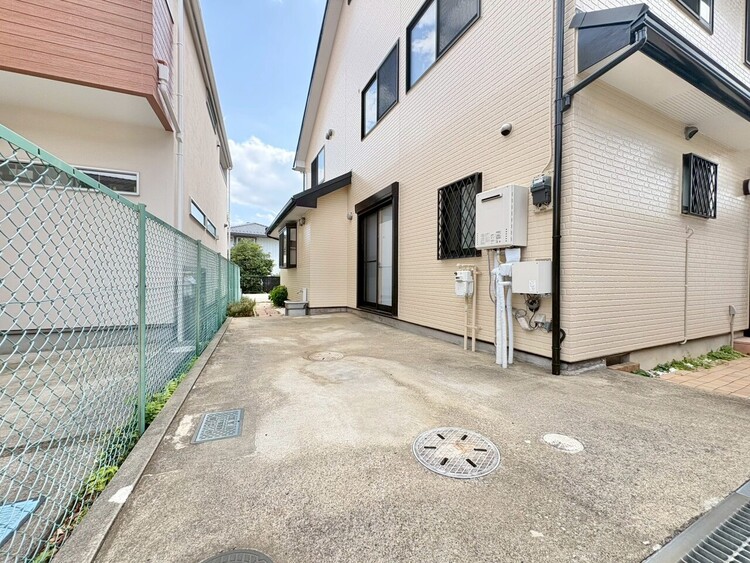 駐車場 本物件の駐車スペースです。車種制限のある場合もございますので、お気軽にお問い合わせくださいませ。