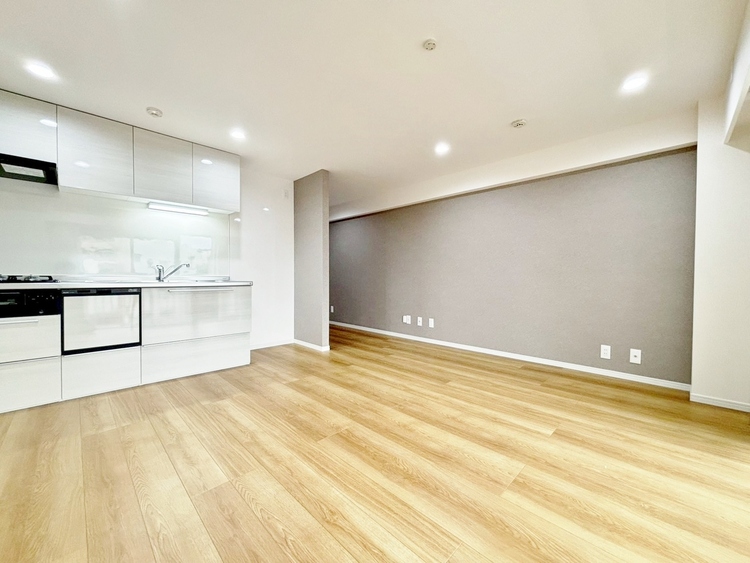 居間 忙しく過ぎゆく日常を置き去るほど、ゆったりした時間が流れるリビング。