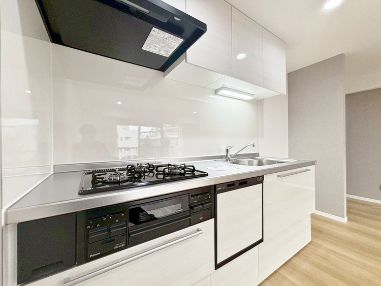 キッチン スマートな意匠と充実の機能を備えたキッチンが、暮らしにおいしい彩りを添えます。