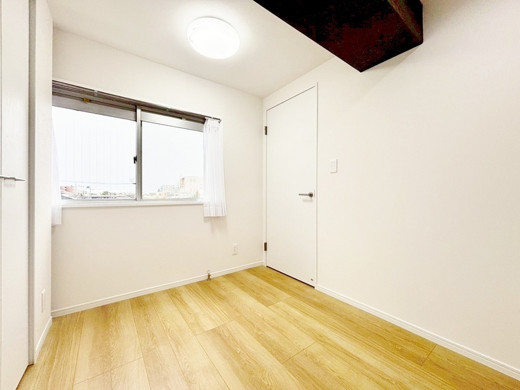 寝室 ベッドも十分に設置するスペースがあります。