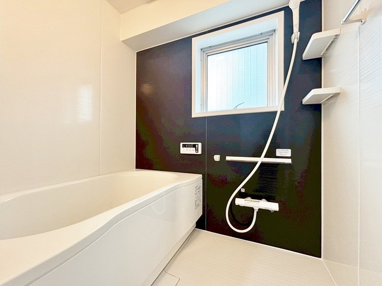 風呂 一日の疲れを癒すバスルームは、心地よいリラックスを叶える清潔感溢れる空間です。