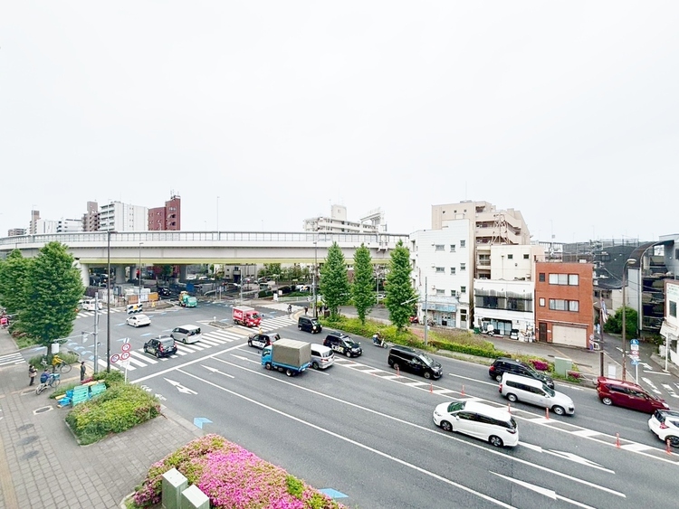 バルコニー 窓を開けると広がる青空。心をリフレッシュして日々を過ごしていきましょう。