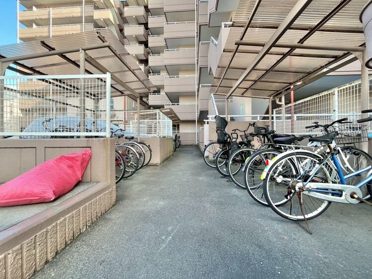 設備 きちんと整備された駐輪場。住む方の心遣いが感じられます。
