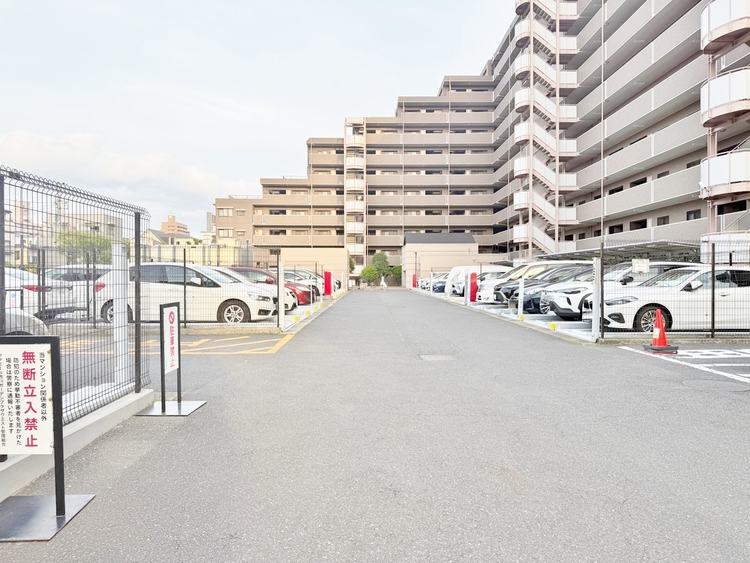 駐車場 本物件の駐車スペースです。車種制限のある場合もございますので、お気軽にお問い合わせくださいませ。