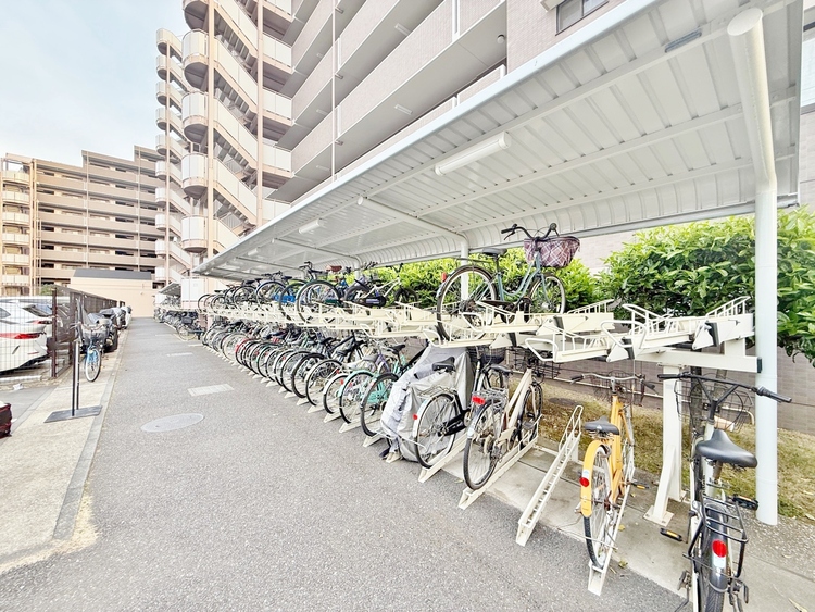 設備 整理整頓された駐輪場で、管理体制の良好さがうかがえます。