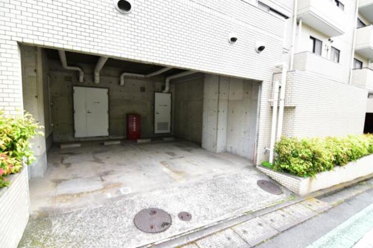 駐車場 マンションの敷地内に設けられた駐車スペースなので重い荷物の出し入れの負担を最小限に抑えられます。 