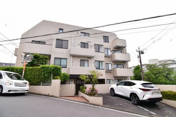 その他 角部屋　二面以上から陽光がふりそそぎ、明るい角住戸。開口部が多いため風も吹抜けます。さらに隣接する住戸は片側のみのため、プライバシー性にも優れます。