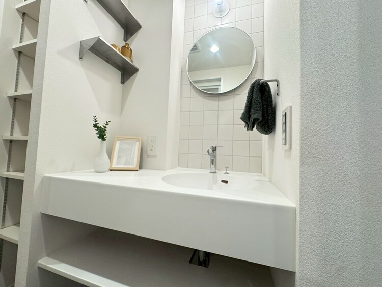 その他 清潔感を感じられる洗面化粧台。