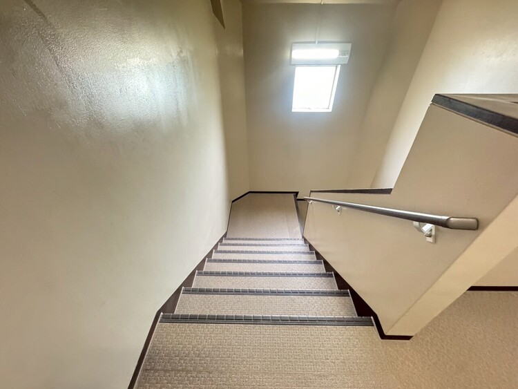 その他 共用部の階段です。明るく清潔に管理されています。