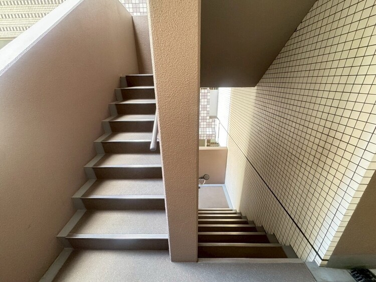 その他 共用部の階段です。明るく清潔に管理されています。