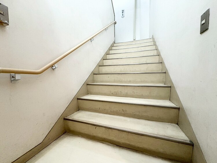 その他 共用部の階段です。明るく清潔に管理されています。