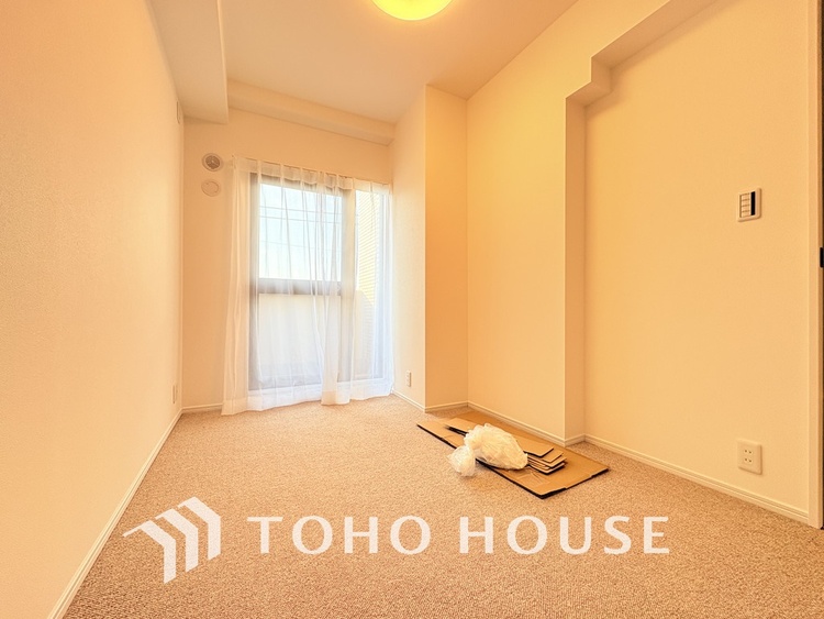 内装 採光もある洋室は、くつろぎのひと時を過ごすのにぴったり