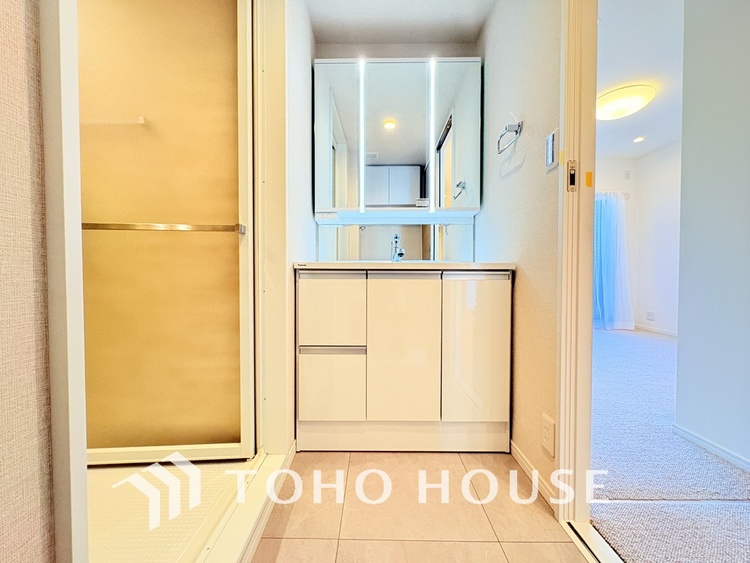 洗面 新規設置の洗面化粧台。収納豊富で使い勝手の良い3面鏡です