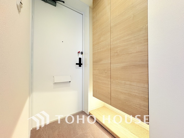 玄関 飾り過ぎないシンプルな内装の玄関