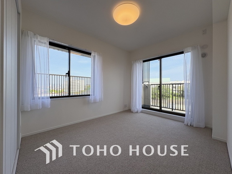 内装 採光もある洋室は、くつろぎのひと時を過ごすのにぴったり