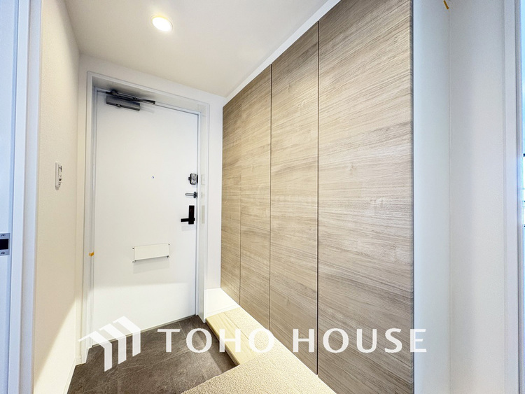 玄関 飾り過ぎないシンプルな内装の玄関