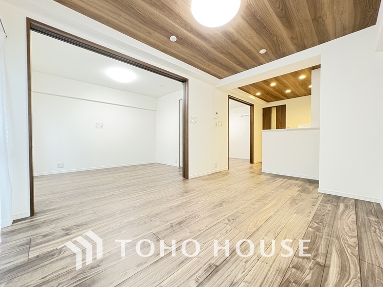 内装 広がりのある住空間、家族が集まるリビング・ダイニング