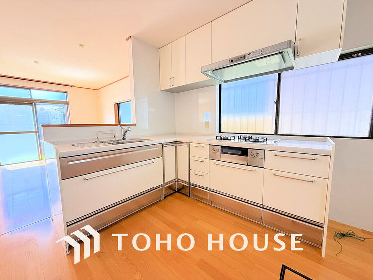 キッチン 落ち着きのあるカラーで統一された清潔感と気品が溢れるキッチン