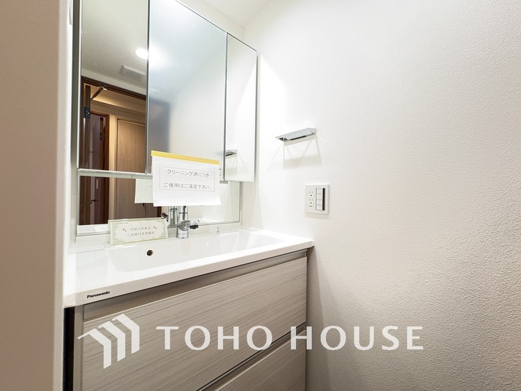 洗面 新規設置の洗面化粧台。収納豊富で使い勝手の良い3面鏡です