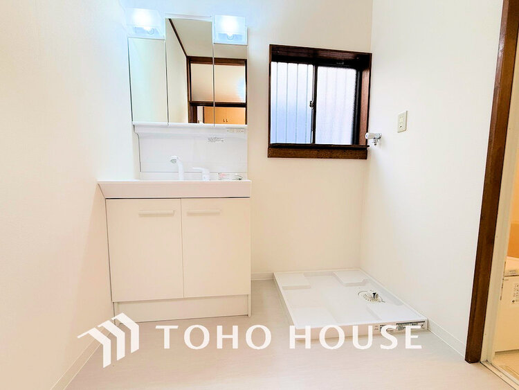 洗面 洗面台には三面鏡を採用。身だしなみを整えやすく収納量も良好です