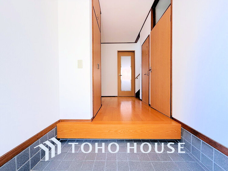 玄関 飾リ過ぎないシンプルな内装と偏り過ぎないデザインの玄関