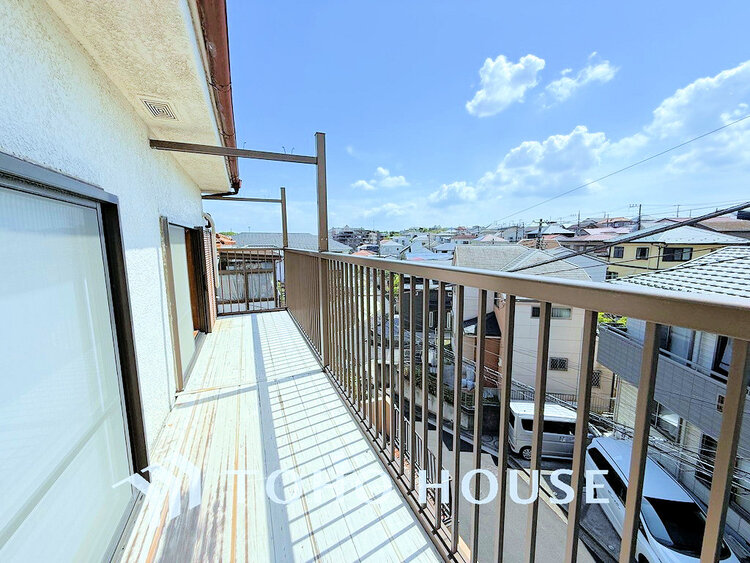 バルコニー 日当たりの良いバルコニーで晴れの日の洗濯物も楽しみになりますね