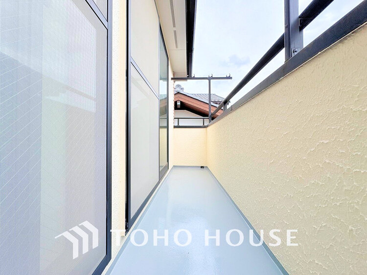 バルコニー 日当たりの良いバルコニーで晴れの日の洗濯物も楽しみになりますね