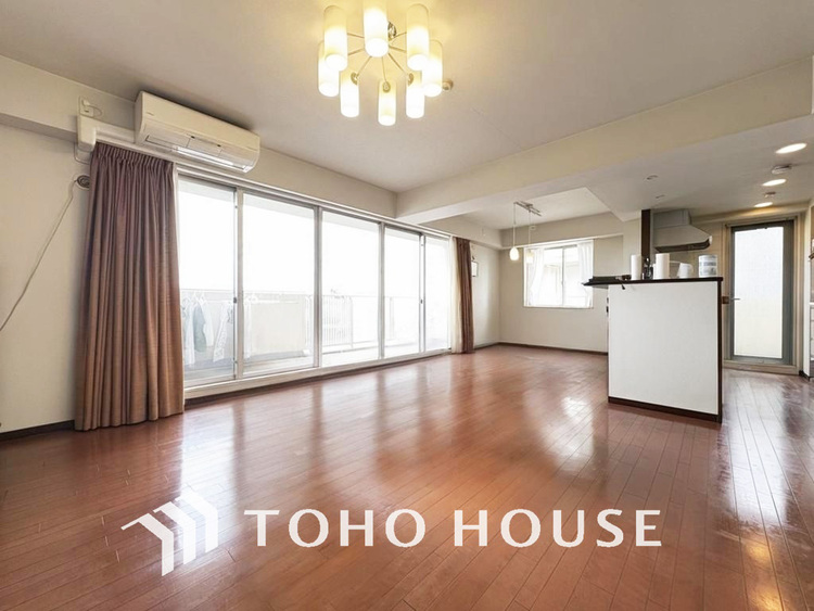 内装 明るいLDKは自然と家族が集まるコミュニケーションの場所に（現地には家具があります）