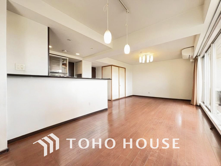 内装 広がりのある住空間、家族が集まるリビング・ダイニング（現地には家具があります）