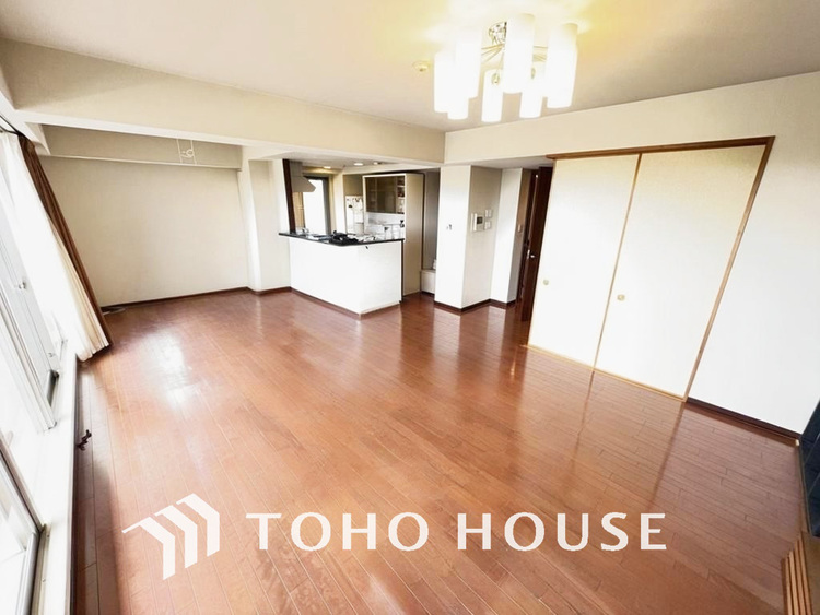 内装 ゆったりとくつろげる上質なリビングダイニング（現地には家具があります）