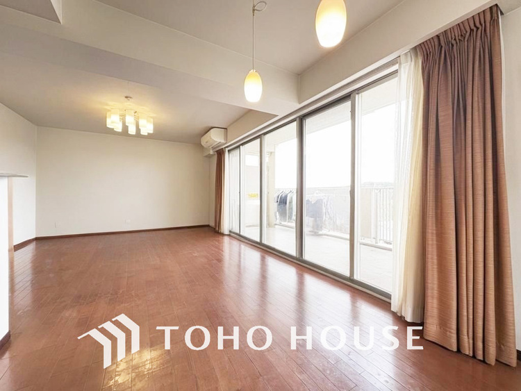 内装 約20帖超のゆったりLDKは家族団欒の空間、会話もはずむ明るいリビング（現地には家具があります）