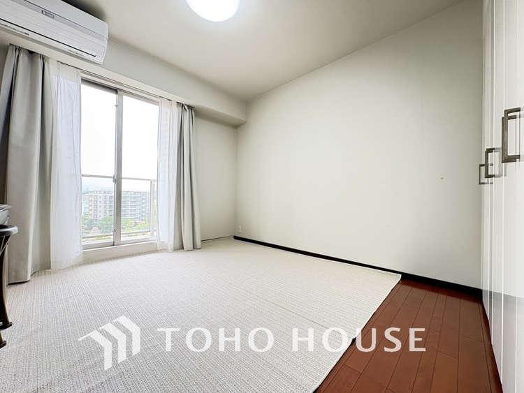 内装 採光もある洋室は、くつろぎのひと時を過ごすのにぴったり