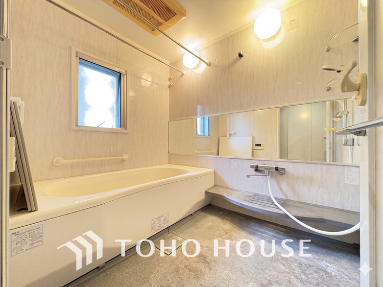 風呂 一日の疲れを癒すバスルームは、心地よいリラックスを叶える清潔感溢れる空間