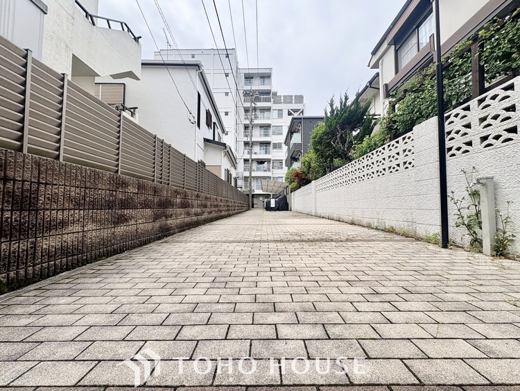 外観 ほんの少しのこだわり。ちょっとした色使いがその家がもつ雰囲気、趣（おもむき）を携え、暮らす家族や訪ねてくる友人・知人に新鮮な香りを運んできます。