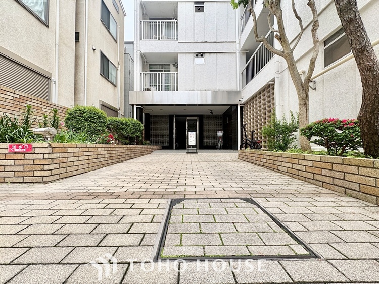 外観 ほんの少しのこだわり。ちょっとした色使いがその家がもつ雰囲気、趣（おもむき）を携え、暮らす家族や訪ねてくる友人・知人に新鮮な香りを運んできます。