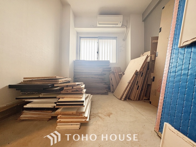 内装 【改装中】感性を育むプライベートルームはシンプルでスマートな空間。好みの空間で読書をしたり、音楽を聞いたりと一人の時間も充実したものにできます。