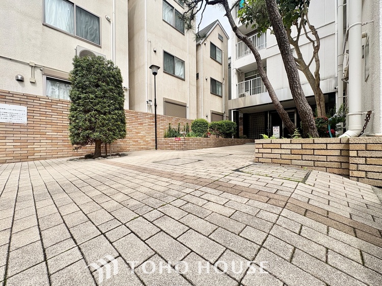 外観 ほんの少しのこだわり。ちょっとした色使いがその家がもつ雰囲気、趣（おもむき）を携え、暮らす家族や訪ねてくる友人・知人に新鮮な香りを運んできます。