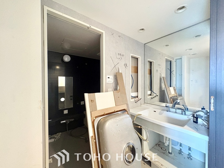 洗面 【改装中】【WASHROOM】◆快適◆煌びやかな暮らしの中にも忘れたくない快適さ。大きな収納が助けてくれます。