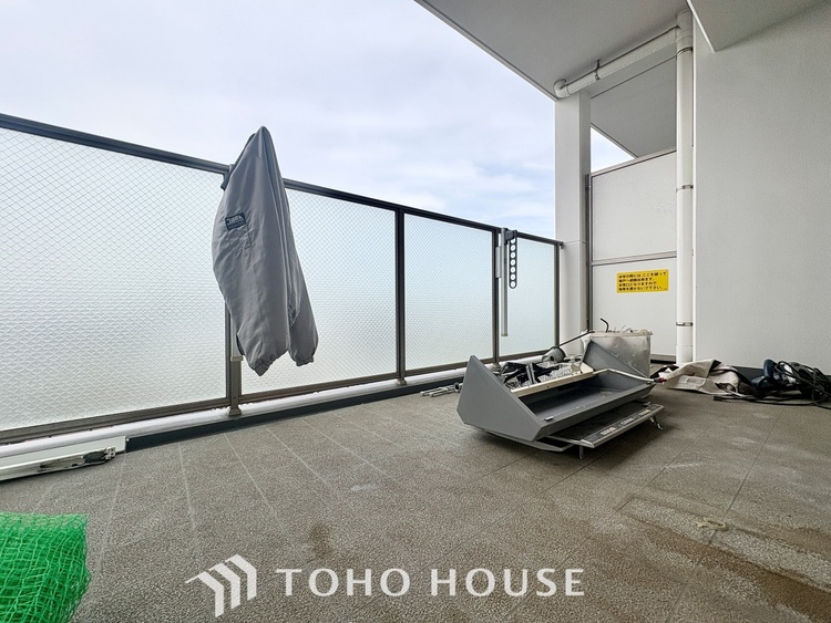 バルコニー 【改装中】太陽に愛された邸は、陽当り・通風に優れた魅力的で快適さを追求した邸宅でした。ここに住むからこそ意味がある。そんな特別感に浸りながら、毎日をお過ごしして欲しいです 。