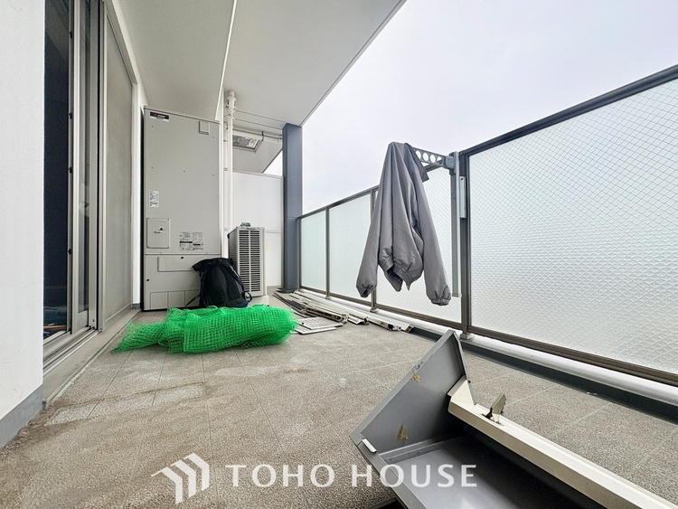 バルコニー 【改装中】太陽に愛された邸は、陽当り・通風に優れた魅力的で快適さを追求した邸宅でした。ここに住むからこそ意味がある。そんな特別感に浸りながら、毎日をお過ごしして欲しいです 。