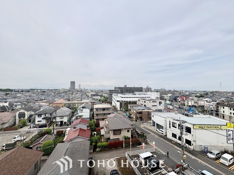 その他 リビングに面する広いバルコニーから、太陽の笑顔と星々のささやきが舞い込み、爽やかな風が通っていきます。お布団や洗濯物もたっぷり干せ、南からの陽射しでしっかりと乾きそうです。