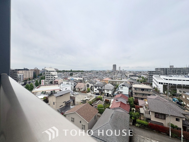 その他 リビングに面する広いバルコニーから、太陽の笑顔と星々のささやきが舞い込み、爽やかな風が通っていきます。お布団や洗濯物もたっぷり干せ、南からの陽射しでしっかりと乾きそうです。