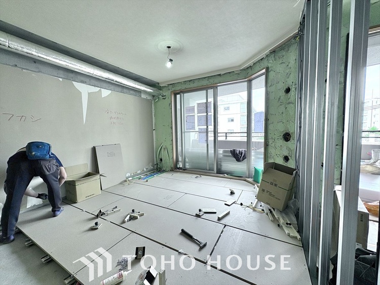 内装 【改装中】忙しい朝でも、しっかり家族が揃って食事をして頂けるゆとりある大きさのダイニングスペース。