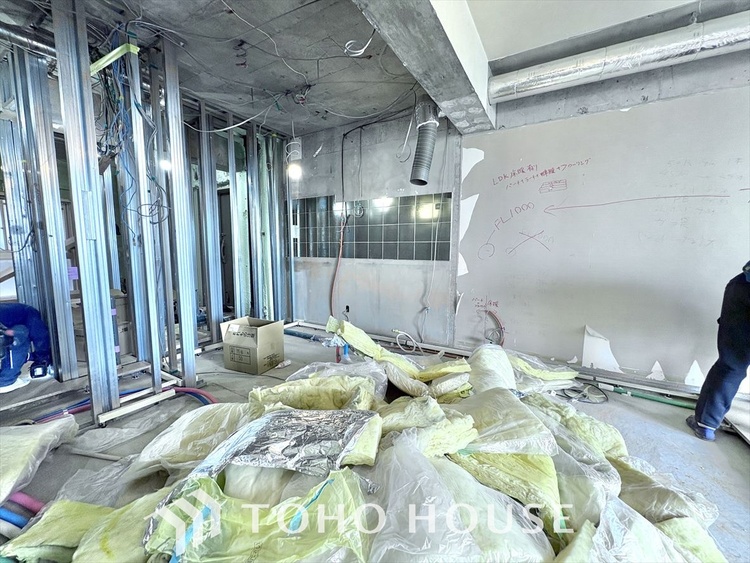 内装 【改装中】居心地のいい暮らしには欠かせない眩い採光。ゆったりとした幅の窓からこの空間に降り注ぐ採光が絶えない。明るいリビングこそ居心地のいい暮らしが待っているのだと思う。