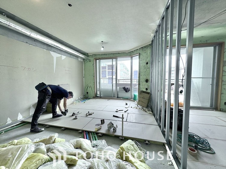 内装 【改装中】叶えたかったのは落ち着きのあるナチュラルな風合い、そして開放感があるリビング。優雅な気分に浸れる幸せな時間を家族が自然と集まりたくなるこの空間で。