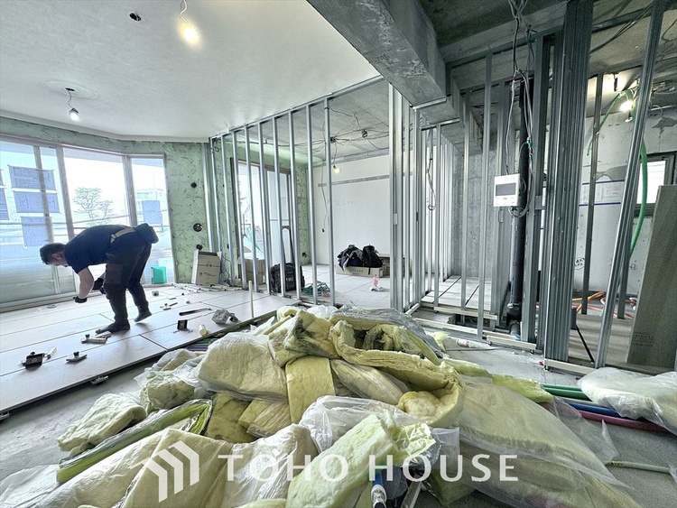 内装 【改装中】◆サンサンと◆差し込む太陽の光がこのリビングに笑いをもたらす。ソファの上のクッションがポカポカした暖気にぬくぬくと微睡んでいる。