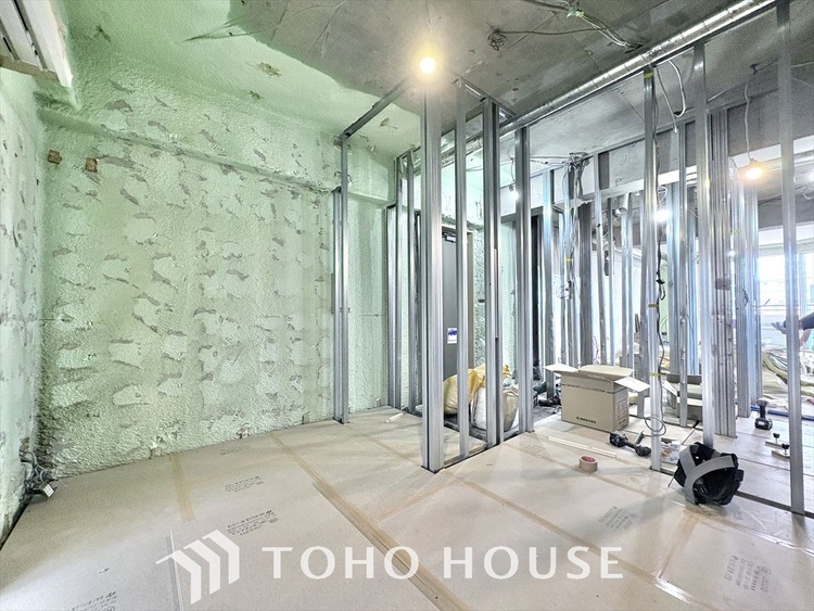 内装 【改装中】使いやすく、明るい洋室に仕上がります。子供部屋や趣味のお部屋にご利用できます。ご自身で家具などを配置し、素敵な空間を創り上げられます。