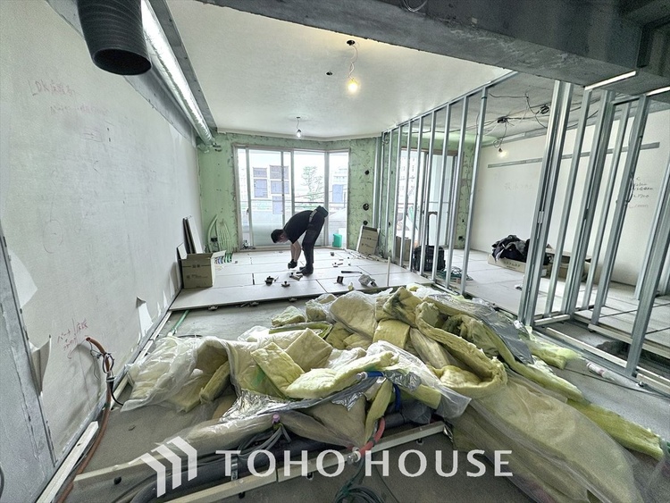 内装 【改装中】ここはみんなが集い、食事と楽しい会話が始まる場所。話に夢中になりすぎて、ついつい時を忘れ、夜半過ぎになってしまう。そんな束の間の幸せを感じさせてくれます。